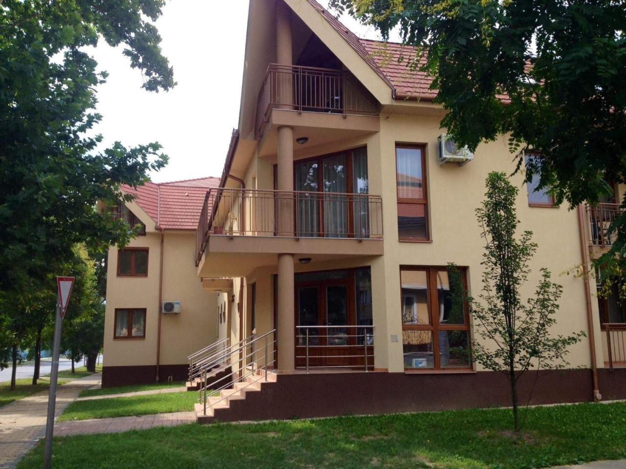My Home Apartman ไฮจ์ดุสโซบอสโล ภายนอก รูปภาพ